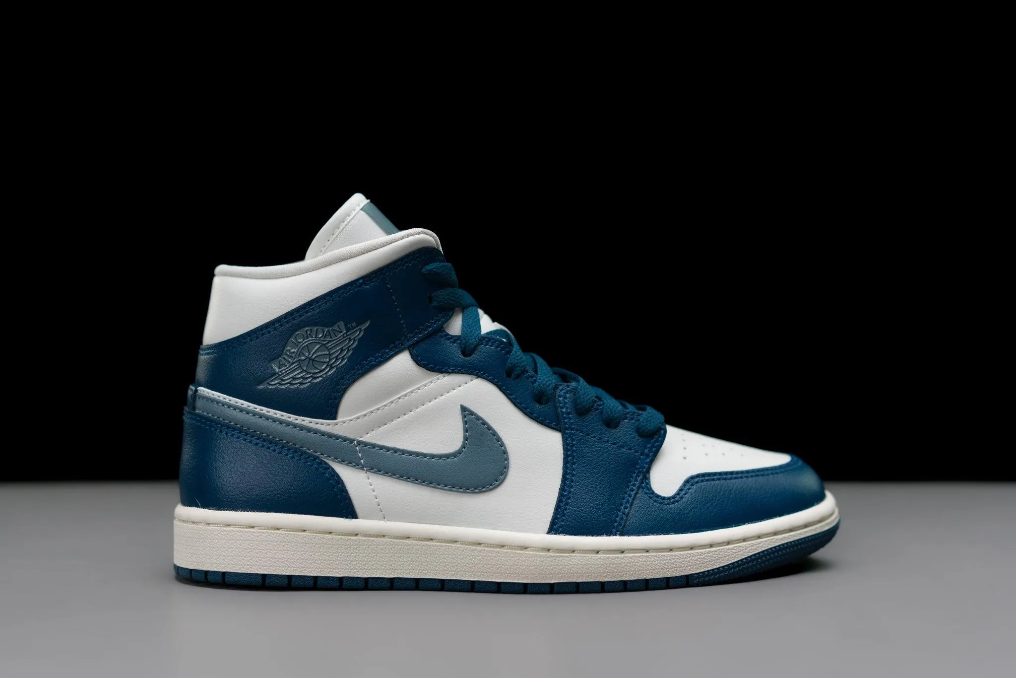 Air Jordan 1 Mid WMNS 'Sky French Blue'