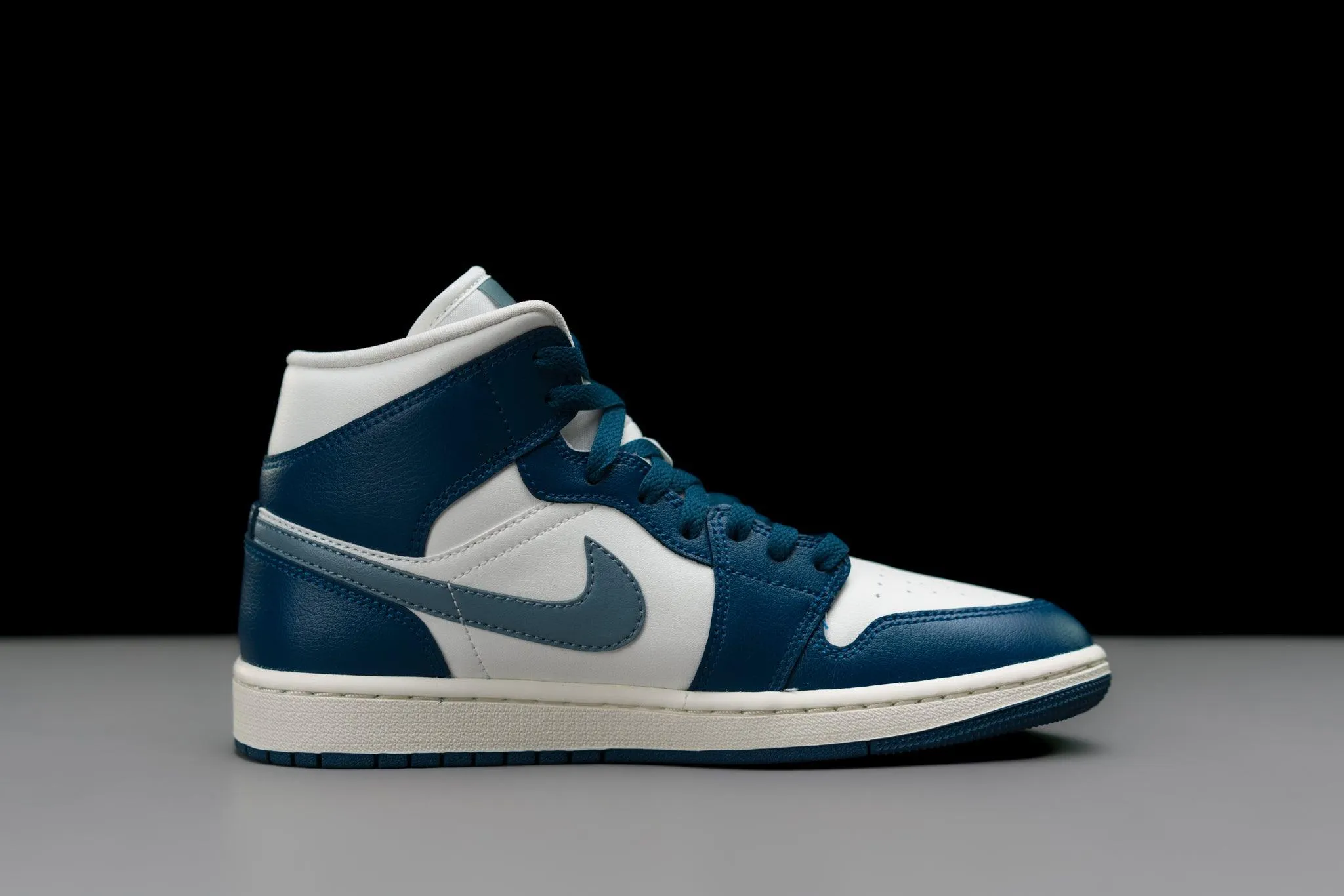 Air Jordan 1 Mid WMNS 'Sky French Blue'